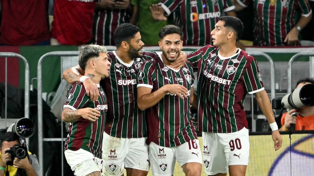 Foto: Nonato (16), autor del primer gol de Fluminense es abrazado a su derecha por Hulk, que lo asistió y después anotó el segundo.&nbsp;