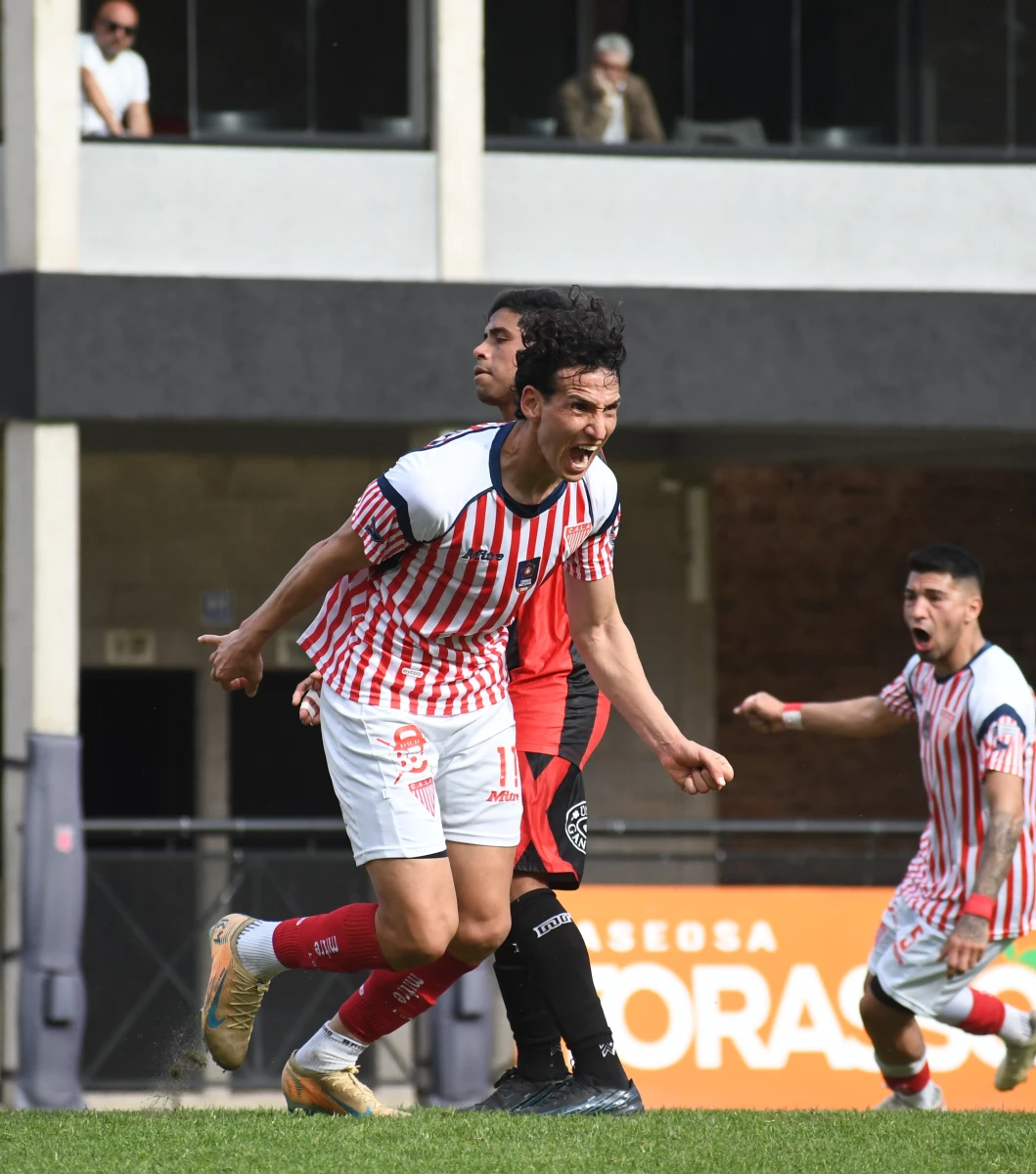 Foto:@clublosandes. El delantero Tisera festeja la apertura del tanteador para el elenco Milrayitas