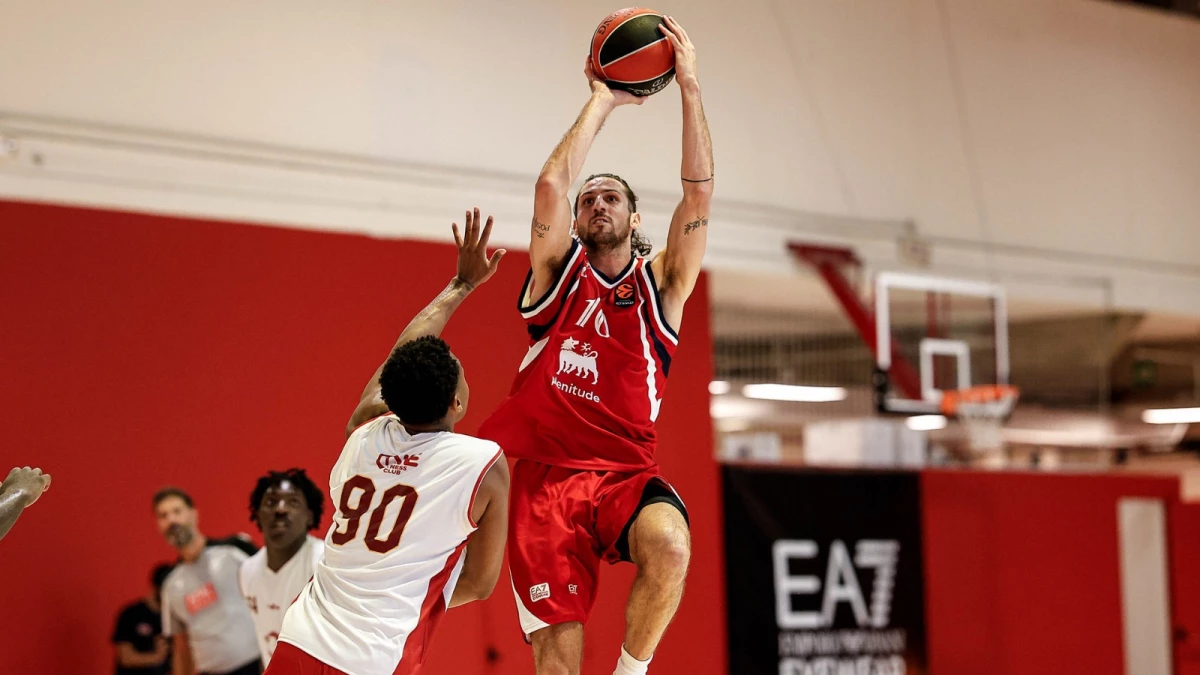 Foto:@OlimpiaMI1936. El cordobés Bolmaro hizo su aporte en la victoria del Olimpia Milano durante la pretemporada