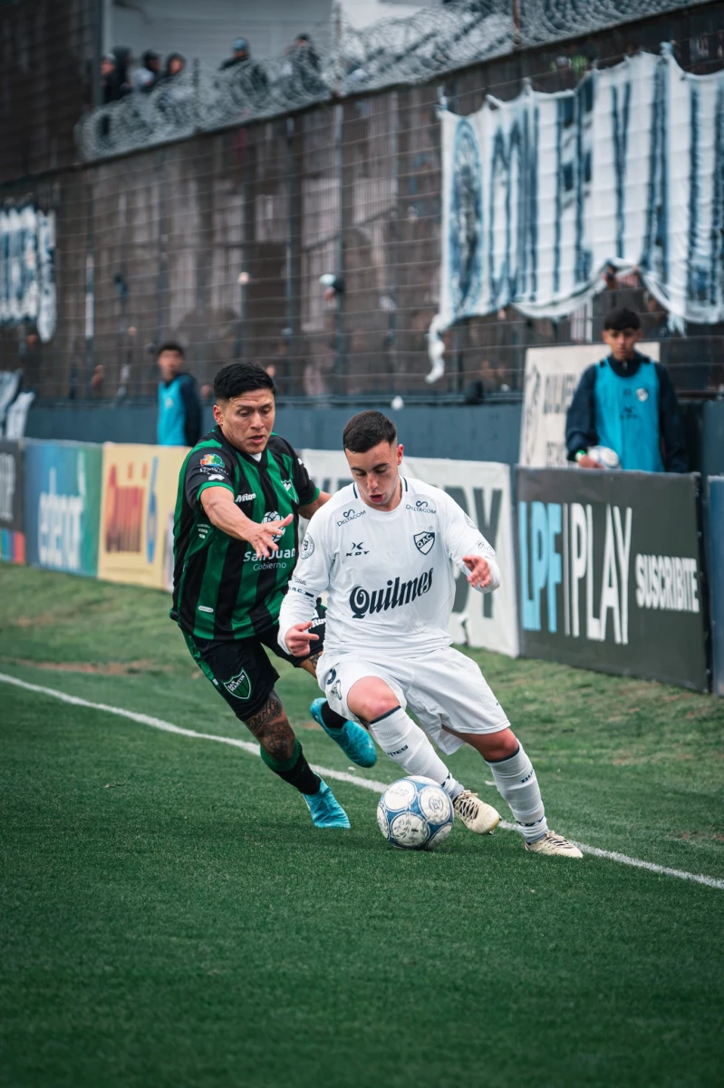 Foto:@qacoficial. Ajustado éxito de Quilmes ante San Martín de San Juan