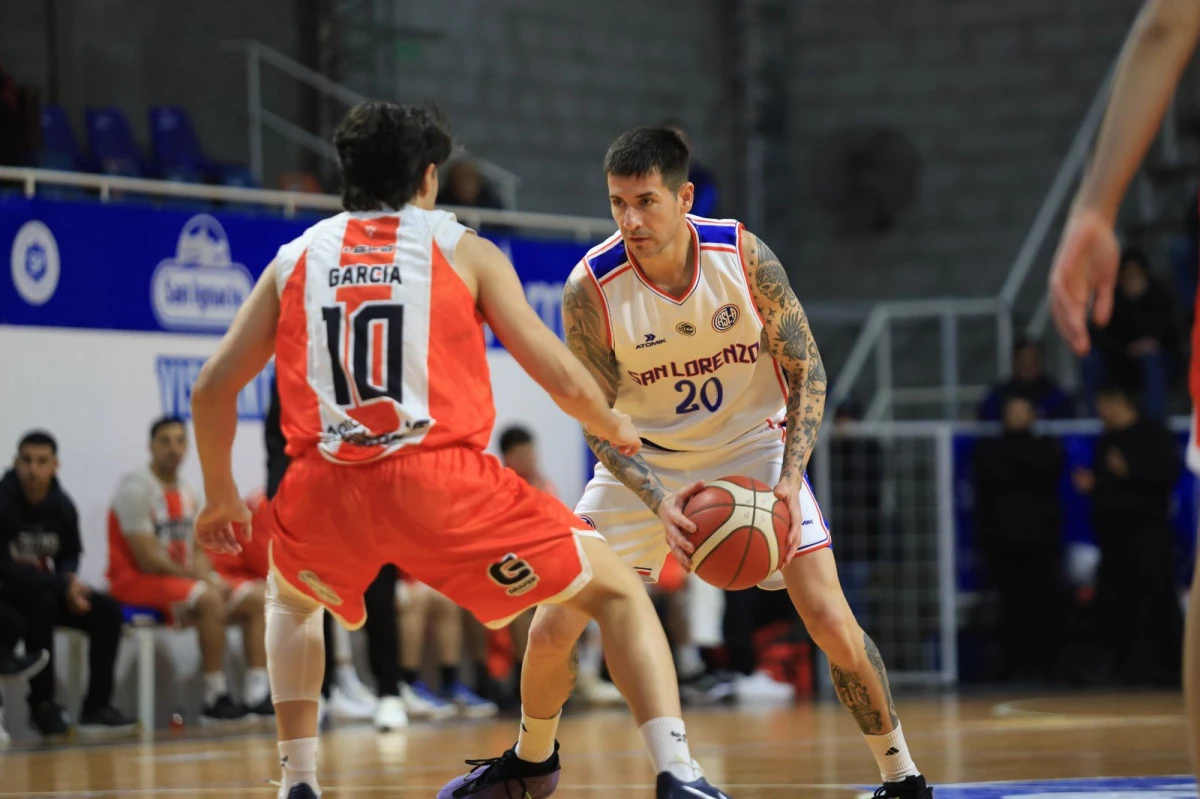 Foto:@CASLABasquet. El Ciclón venció a Sportivo Suardi por 81-66 en cuadrangular en Gálvez. El escolta Leonel Schattmann lleva el balón
