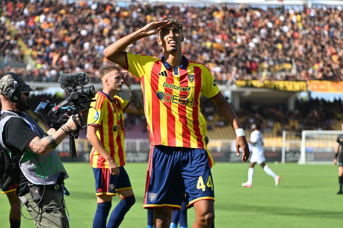 Foto:@SerieA_EN. El portugués Tiago Gabriel anotó para Lecce en la victoria en Vía del Mare