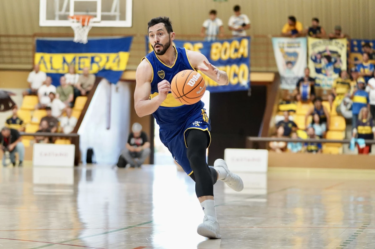 Foto:@BasquetBocaJrs. Con el bahiense Faggiano como uno de los armadores, Boca sigue su viaje hacia China para disputar la Copa Intercontinental