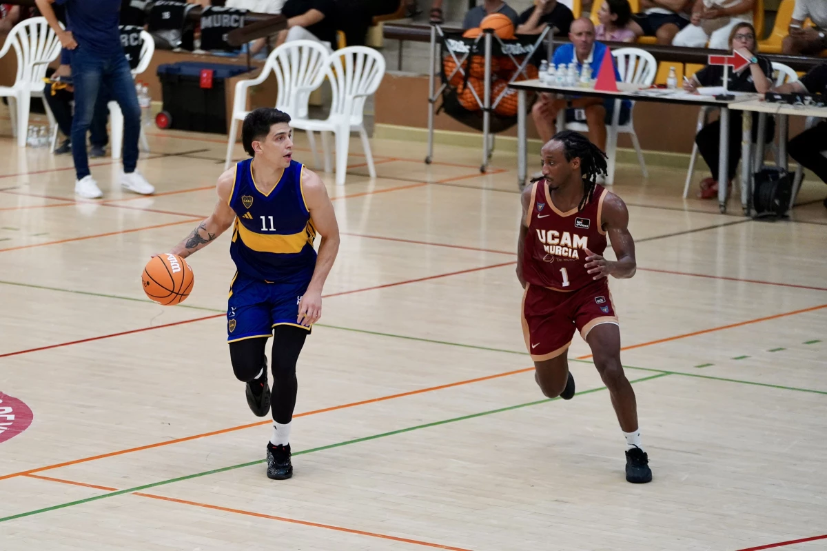 Foto:@BasquetBocaJrs. El cordobés Vildoza conduce para el Xeneize, en el ensayo que terminó en derrota frente a UCAM Murcia