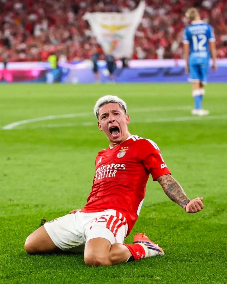 Foto:@SLBenfica. El ex Vélez marcó el tercer gol del Benfica que es escolta