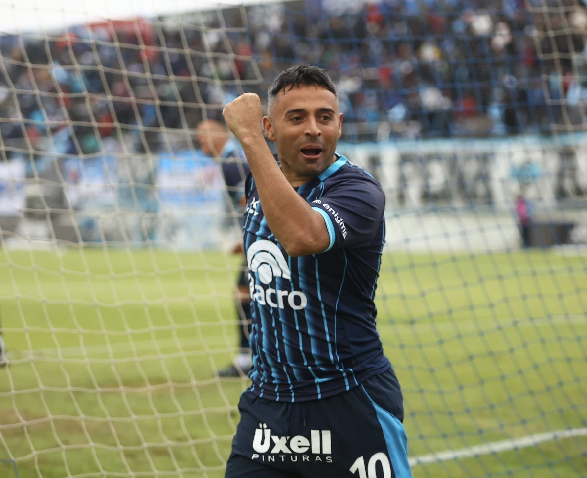 Foto:@OficialGyEJujuy. El festejo de Francisco Molina del segundo gol del Lobo Jujeño ante Atlético de Rafaela