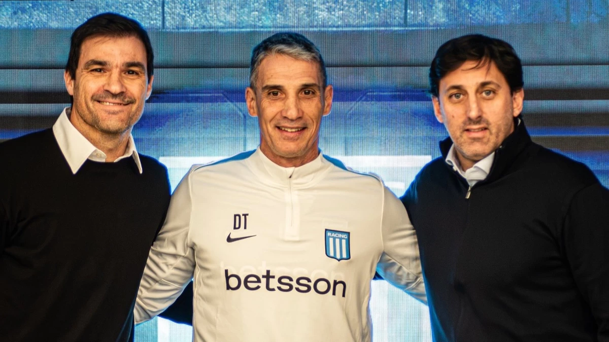 Foto: Saja y Milito en la presentación de Vojvoda como técnico de Racing. Este lunes volvieron a respaldarlo.
