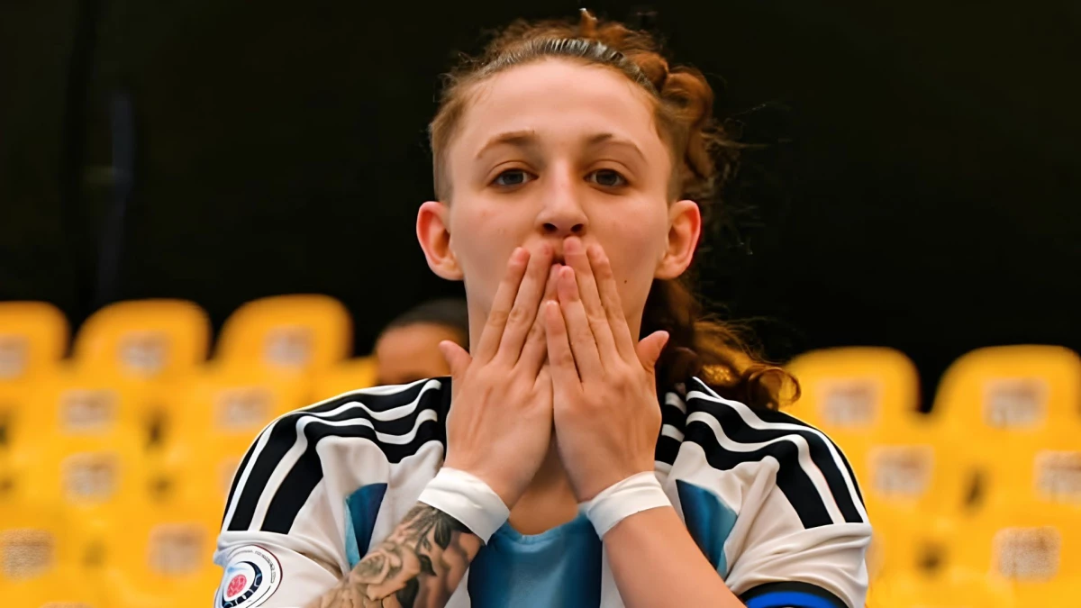 Foto: Prensa AFA. Jazmín Della Vedova celebra su gol en el triunfo 4-0 sobre Uruguay. La jugadora de All Boys marcó junto a su compañera, Valentina Naud