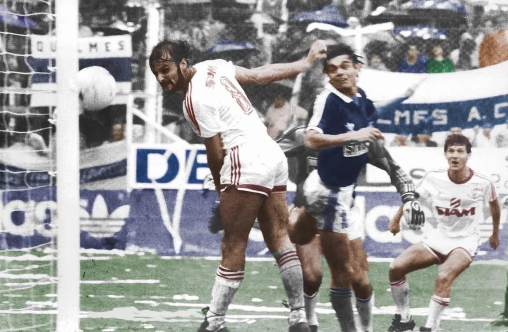 Foto:@CAHuracan. Wiktor (en el fondo de la imagen) también colaboró para el regreso del Globo a Primera División