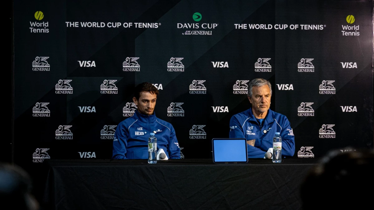 El capitán Javier Frana y el singlista Mariano Navone presentaron la serie ante Turquía en Neuquén. Foto: prensa Asociación Argentina de Tenis (AAT).
