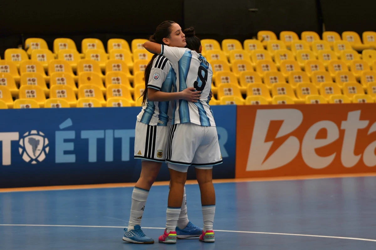 Foto:@Argentina. El equipo albiceleste demolió a Perú por 9-0, por la cuarta fecha del Sudamericano Sub 20 de Futsal femenino