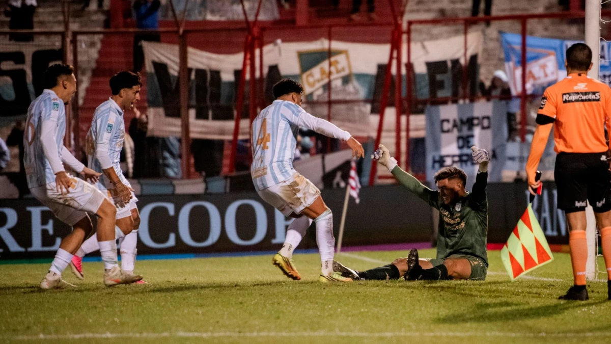 Foto: Luis Ingolotti acaba de atajarle el último y decisivo penal a Alex Arce para que Atlético Tucumán pase a semifinales.