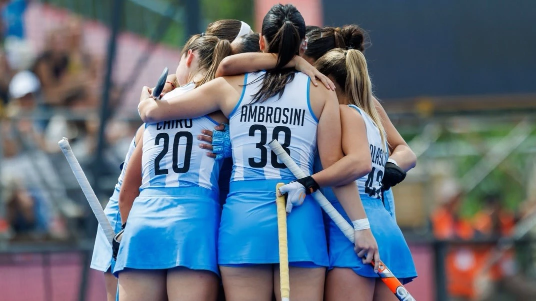 Las Leonas se abrazan festejando uno de sus tantos. foto: @cah.
