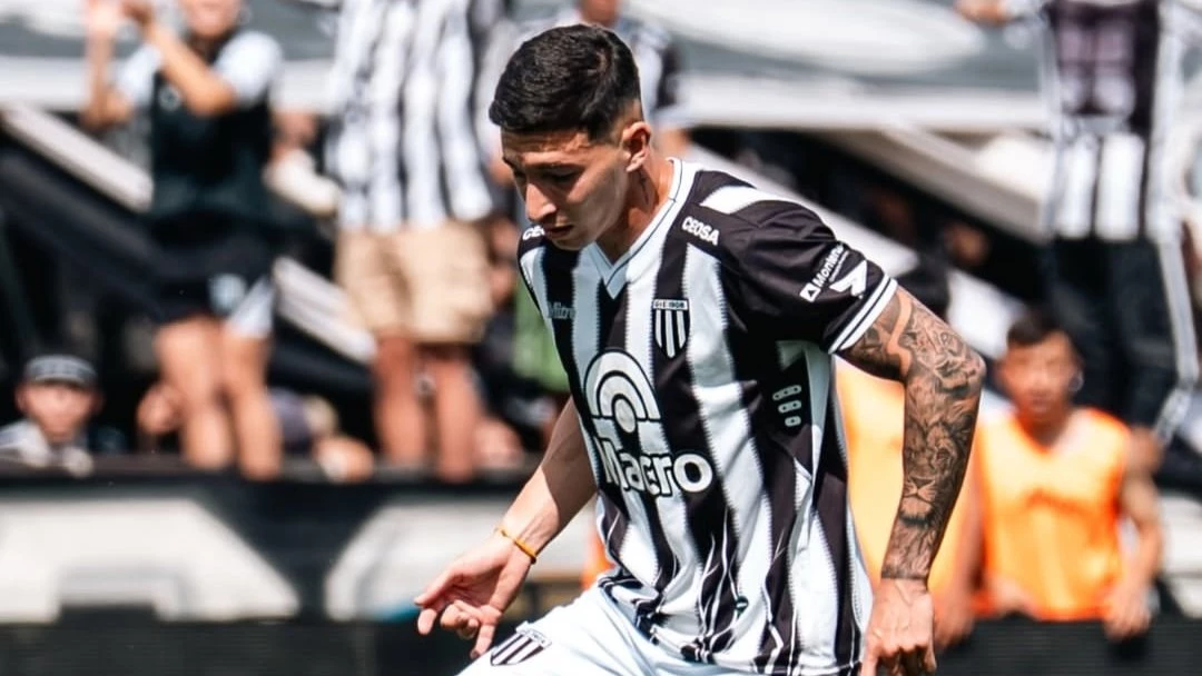 Luciano Paredes, del Lobo mendocino, quiere salir con la pelota limpia. foto: @afa.