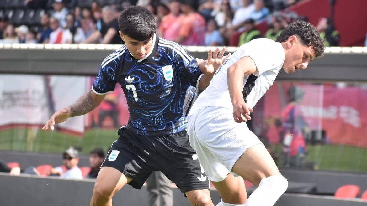 Un argentino disputa la pelota con un colega uruguayo. foto: @afa