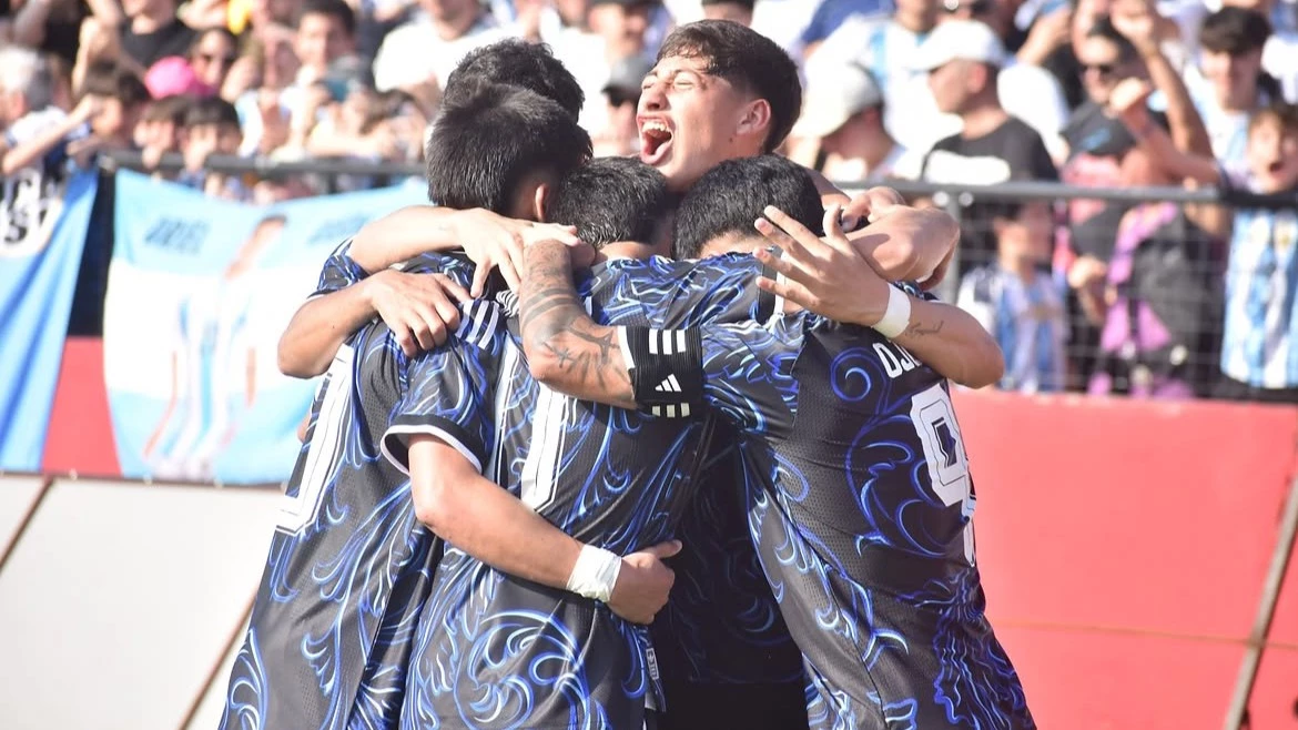 Los argentinos abrazan a Domínguez, autor del tanto de la victoria. foto: @afa.