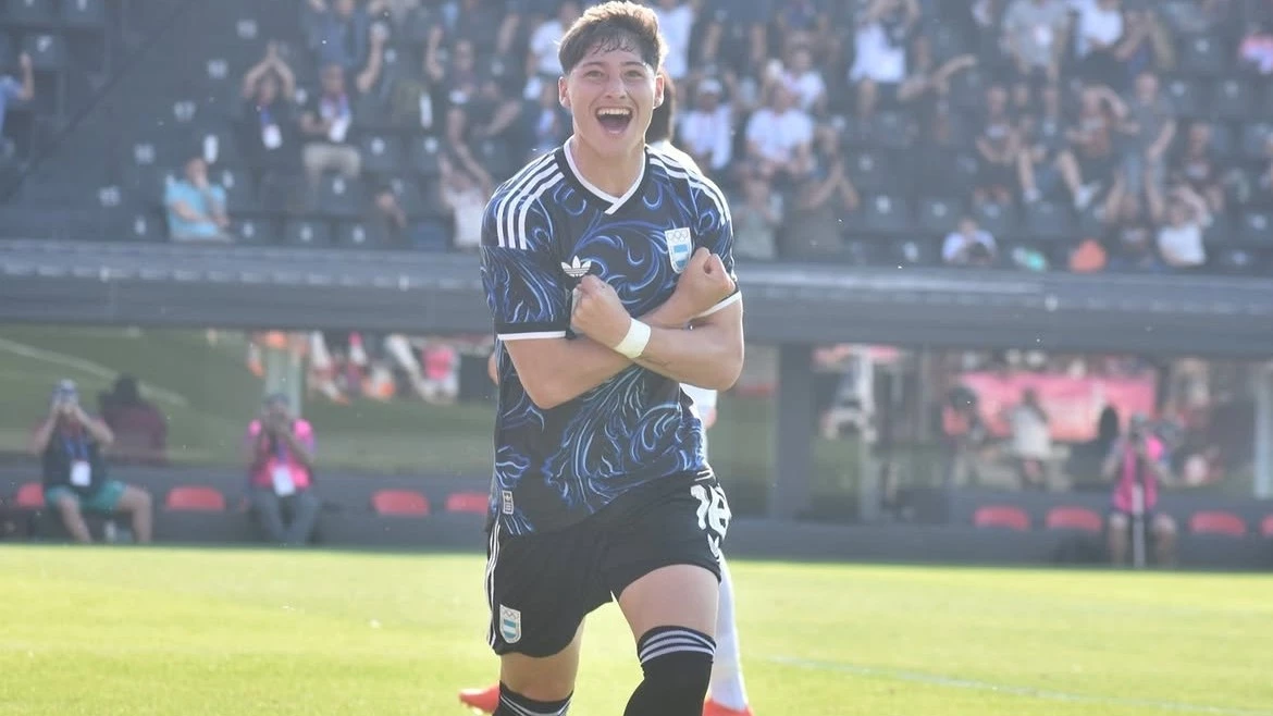 Franco Domínguez, volante de Estudiantes, festeja su gol ante Uruguay. foto: @afa.