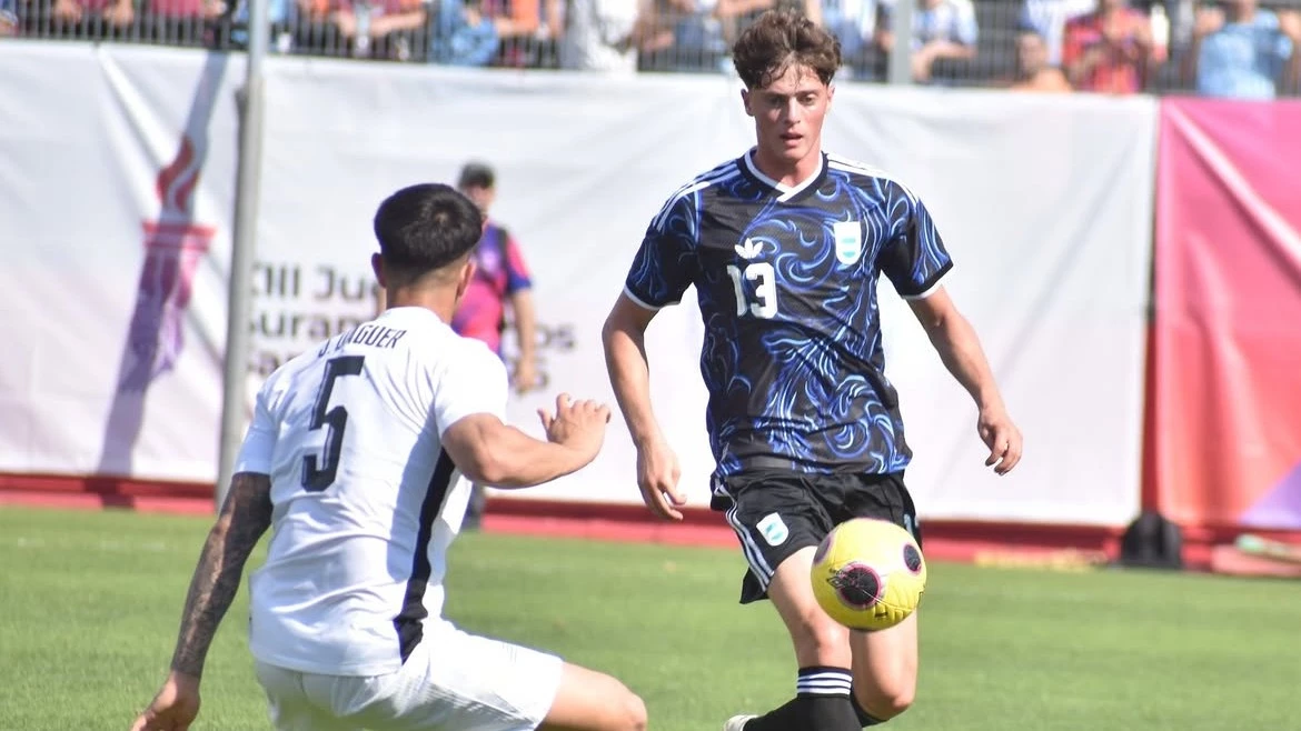 Argentina intenta progresar en el campo de juego. foto: @afa.