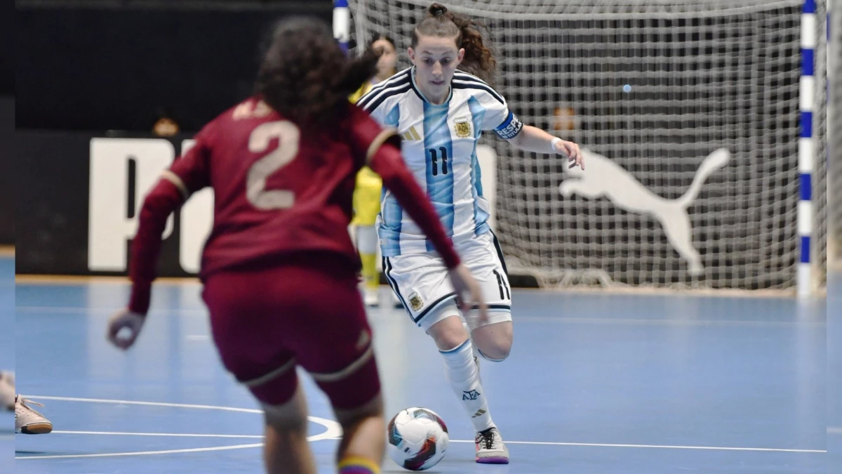 Foto:@Argentina. Jazmín Della Vedova maneja el balón. Argentina perdió un encuentro increíble