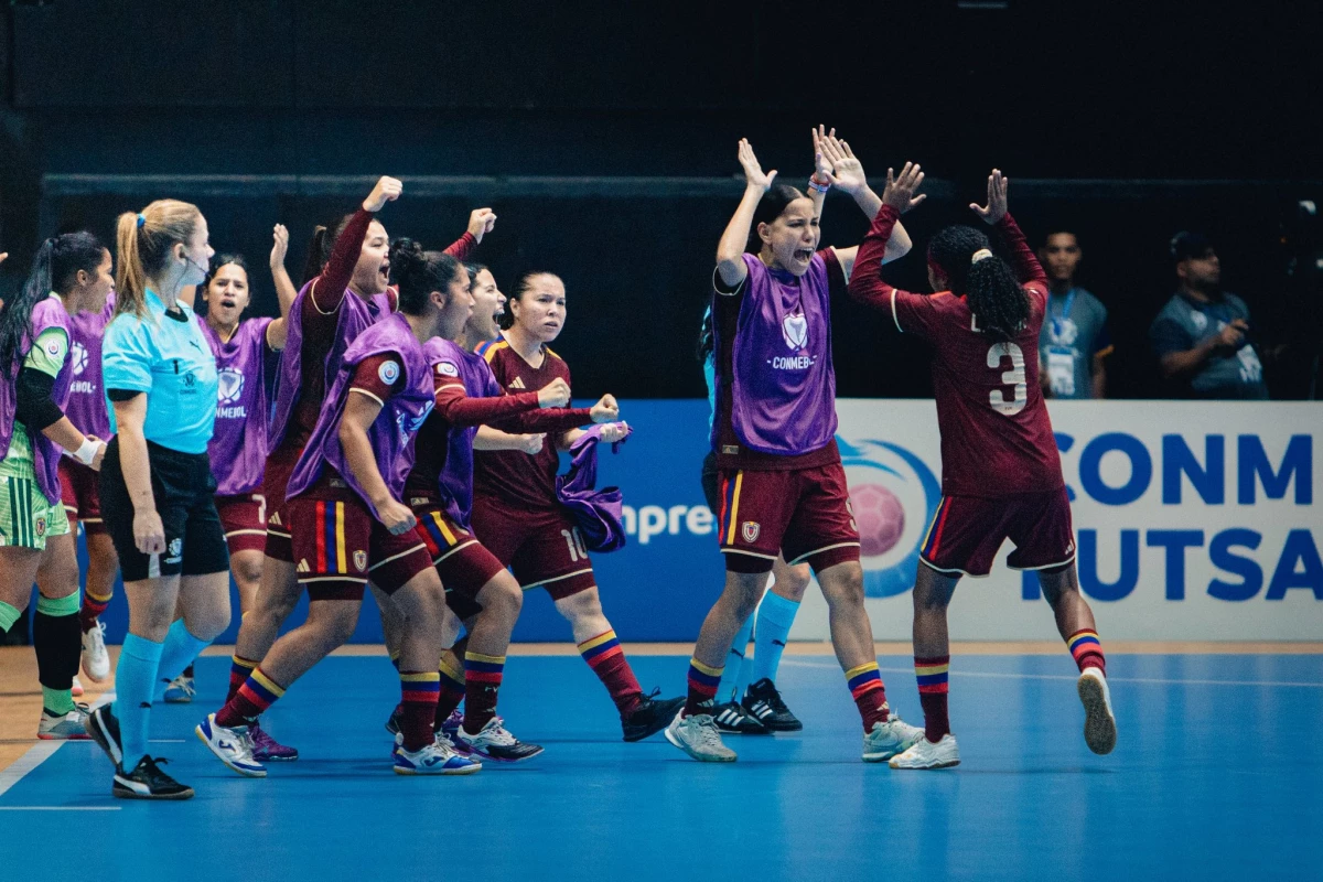 Foto:@FVF_Oficial. Las chicas venezolanas festejan la clasificación a la definición por el oro.