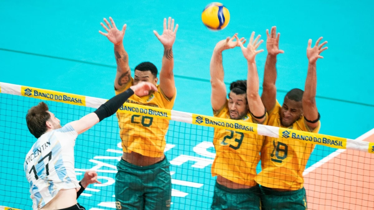Foto: Maurício Val Dhavid Normando CBV. Vicentín la agarra ariba pero Brasil siempre llegó a los ataques con triple bloqueo.