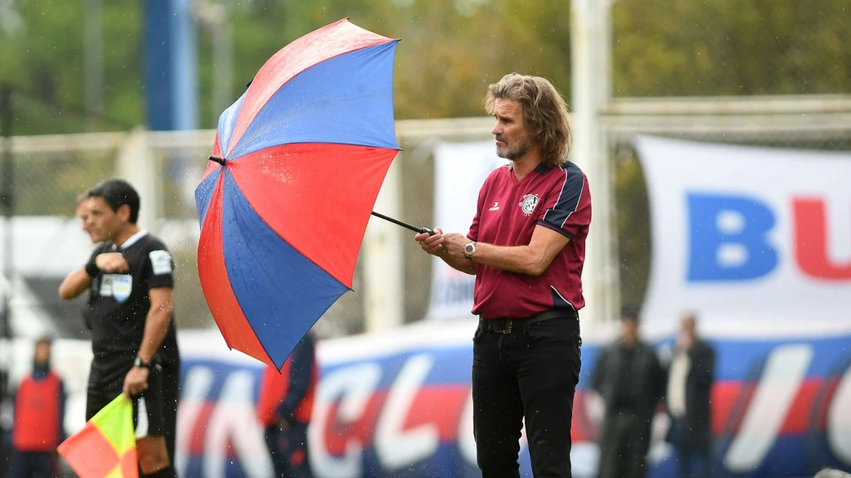 El Gallego Insúa y su pintoresco paraguas azulgrana.Foto de Alfredo Luna (RTA - DeporTV).