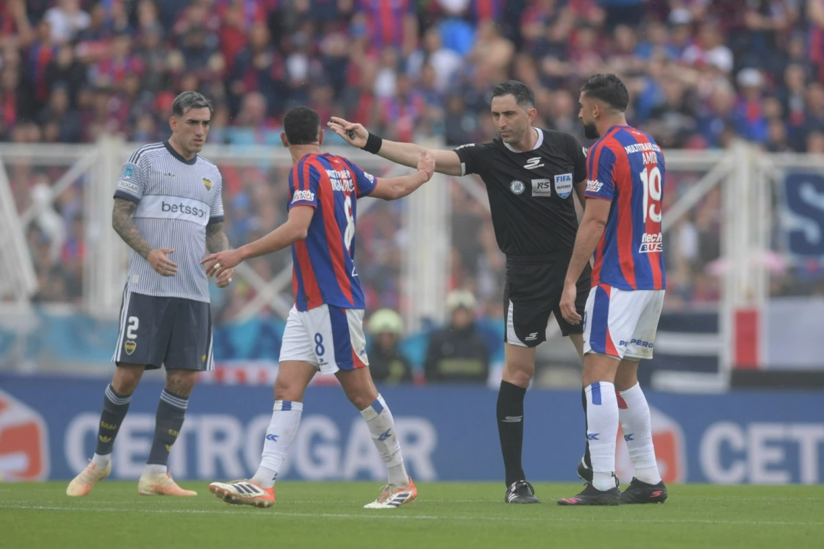 Arasa invita a retirarse de la cancha al bien expulsado Insaurralde.Foto de Julián Álvarez (RTA - DeporTV).