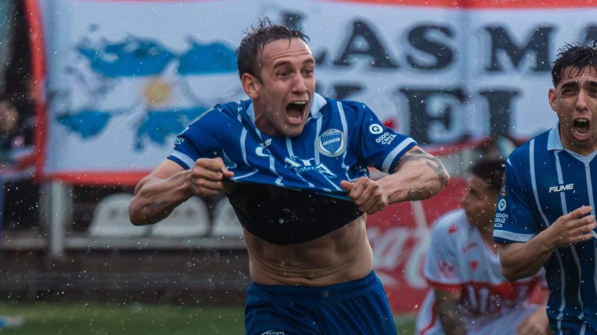 Foto:@ClubGodoyCruz. El experimentado Gil Romero aprovechó un lateral al área y convirtió el segundo del Tomba frente a Morón.&nbsp;