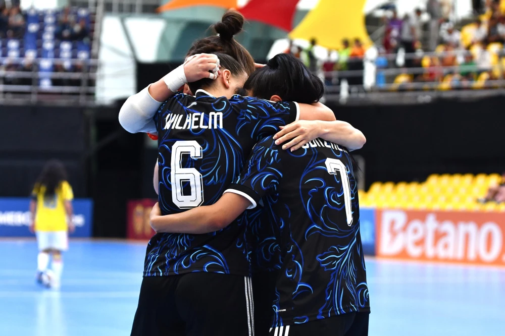 Foto:@Argentina. Carola Wilhelm (Pinocho) celebra el segundo tanto argentino con sus compañeras