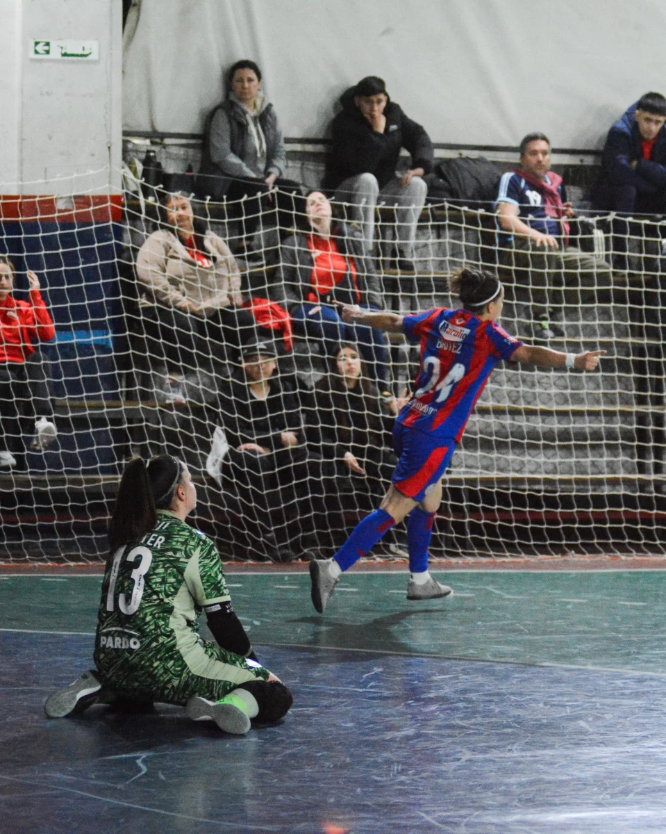 Foto:@caslafutsalfem. Diana Brítez festeja el segundo tanto del Ciclón ante Independiente