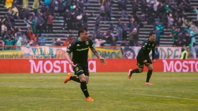 Tomás Fernández festeja el gol que le dio la victoria a Aldosivi ante Atlético Tucumán . Foto: @clubaldovisi