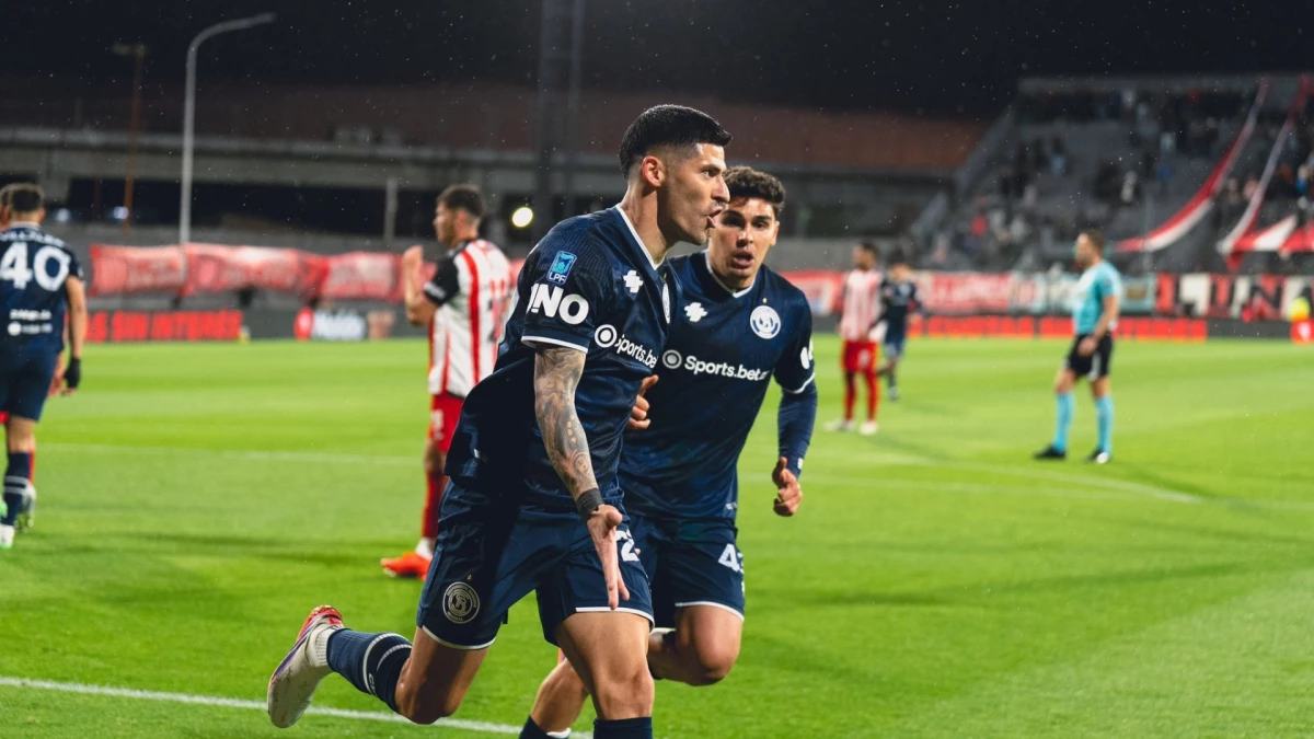 Foto: El paraguayo Florentín celebra su gol de cabeza que le dio la victoria a Independiente Rivadavia.