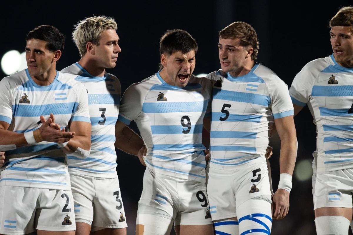 Foto: Prensa Subsecretaría Deportes Rosario. El rosarino De Haro festeja junto a sus compañeros la obtención del título de Los Pumas 7 en los Juegos Suramericanos
