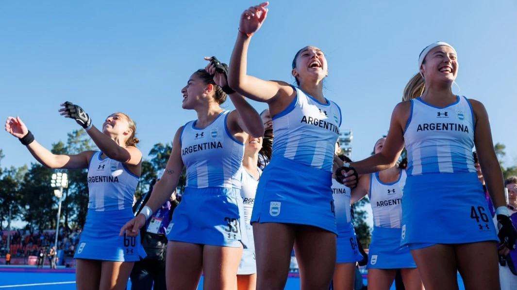 Las Leonas festeja la obtención de la medalla dorada en Santa Fe. foto: @cah.