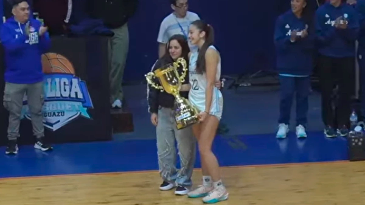 Francesca Lazota recibió el trofeo como capitana para el delirio del plantel nacional en el debut con la casaca albiceleste | Foto: Captura de Imagen Youtube