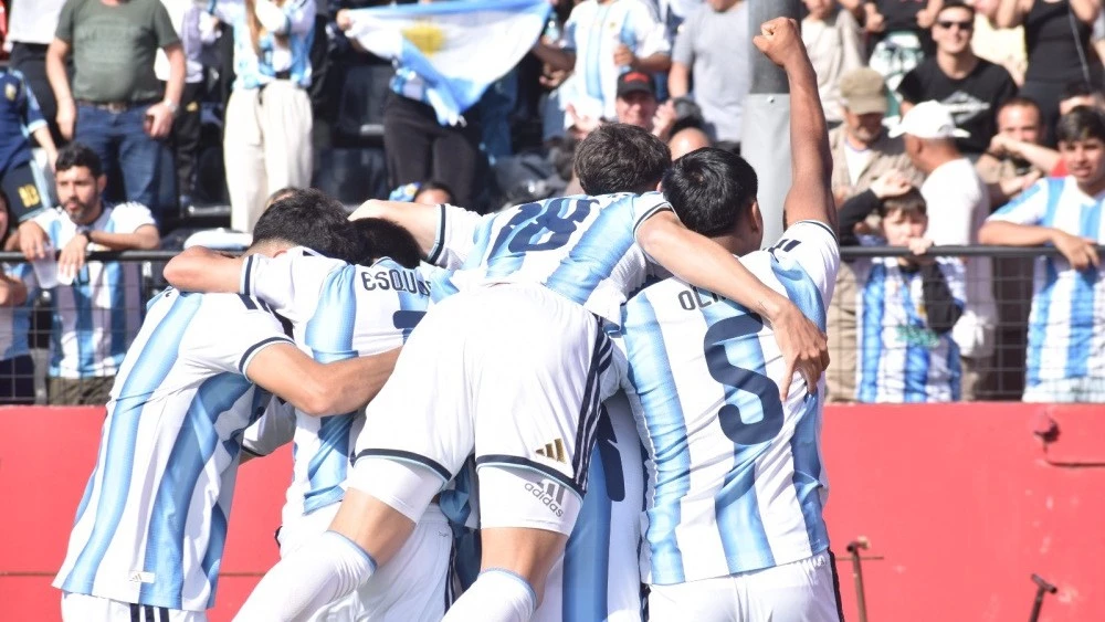 Los chicos del seleccionado Sub 19 festejan el gol convertido por Santiago Espínola, que le dio la victoria ante Perú y el pasaje a la final por el oro en los Juegos Suramericanos. Foto. prensa AFA.&nbsp;