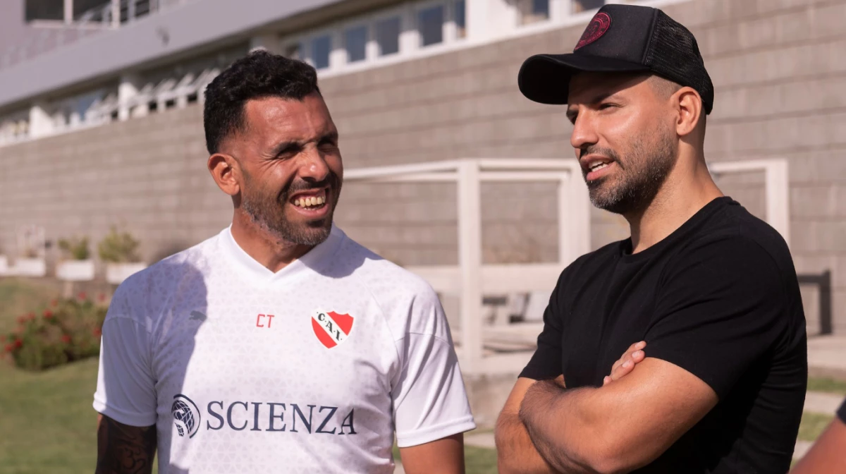 El Kun en el predio de Villa Domínico junto a Tevez, exDT de Independiente (Foto: X@Independiente).