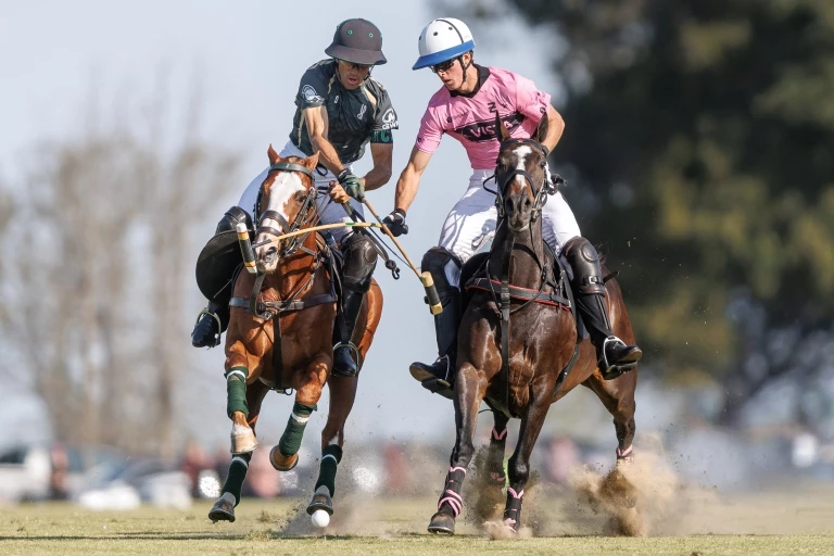 Foto: AAPolo (Matías Callejo). Victoria de La Hache Polo Team y clasificación a la final del Abierto de Hurlingham