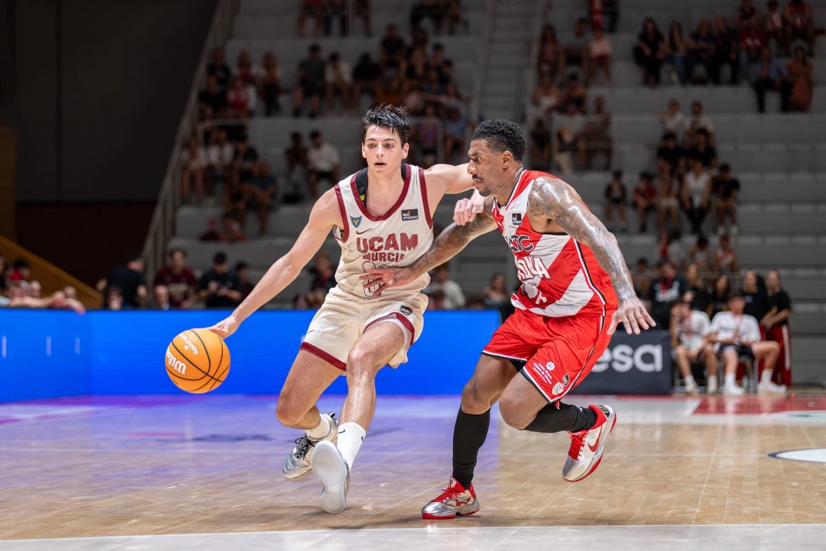 Foto:@UCAMMurcia. Juani Marcos conduce para UCAM Murcia, que cayó en el estreno por la Liga Endesa