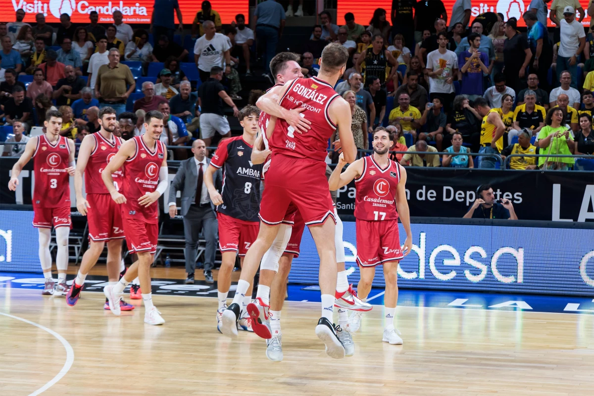 Foto:@casademontBZ. Festejo del equipo aragonés en Tenerife ante la victoria 81-80. El santafesino Brussino acumuló 2 tantos