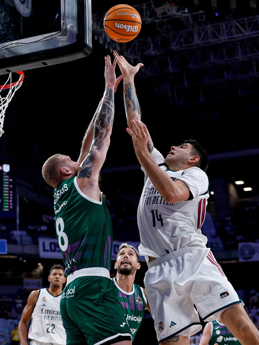 Foto:@RMBaloncesto. El alero santiagueño Gabriel Deck firmó una planilla con 9 puntos y 8 rebotes en la victoria del Real Madrid