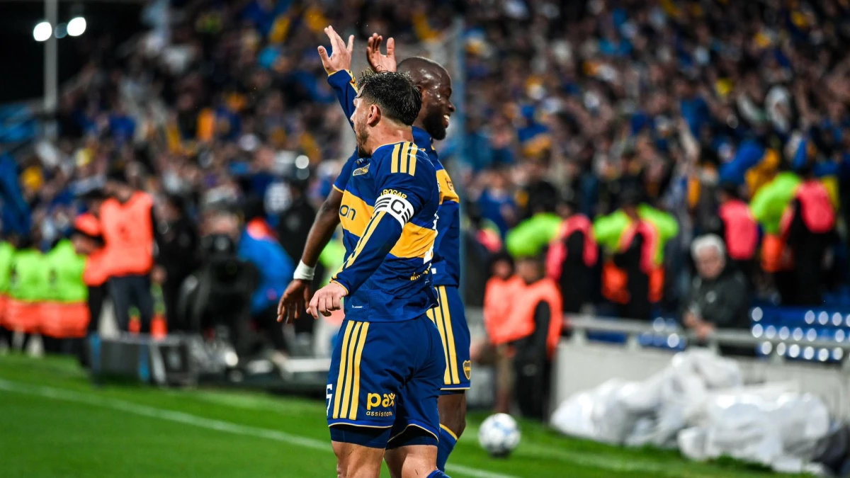 Foto: El héroe Valencia y el capitán Paredes llevaron a Boca a semifinales de Copa Argentina.