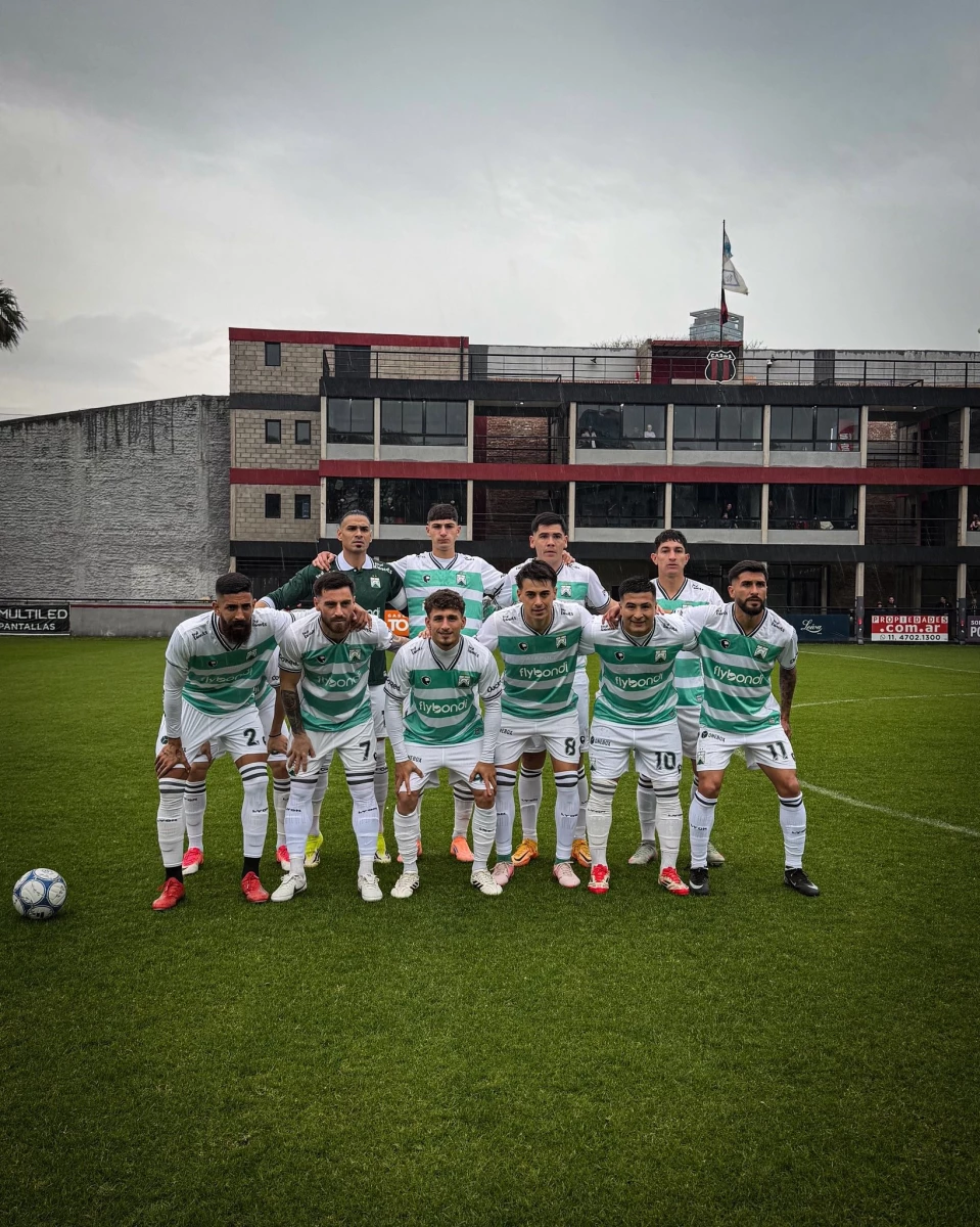 Foto:@FerroOficial. El Verde de Caballito venció como visitante a Defensores de Belgrano y extendió su ventaja como líder