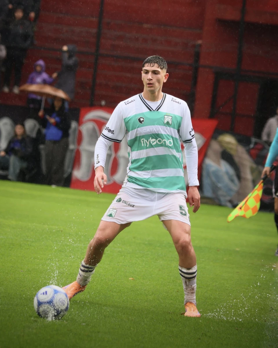 Foto:@FerroOficial. Felipe Obradovich volvió a ser importante en la mitad de la cancha del equipo de Caballito