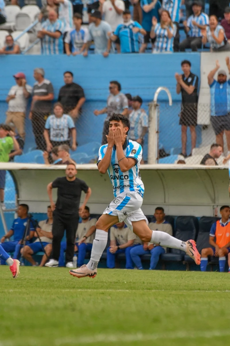 Foto:@ClubARacing. Peña festeja el gol del descuento de Racing de Cordoba, que finalmente igualó 2-2 con Godoy Cruz