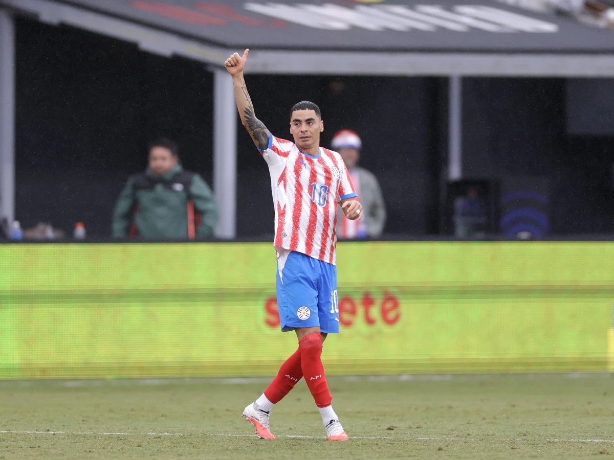 Foto:@Albirroja. Miguel Almirón fue el autor de los dos goles del equipo del DT Alfaro
