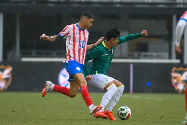 Foto:@Laverde_fbf. Miguel Terceros maniobra ante la marca de un adversario. Bolivia enfrenta a la Argentina este miércoles en Córdoba