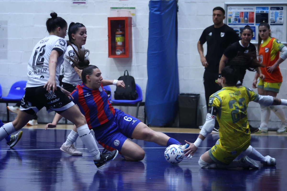 Foto:@caslafutsalfem. La arquera visitante, Paula Daria, le tapa el gol a Milagros Barrantes. Ganó All Boys por 2-0 a San Lorenzo.