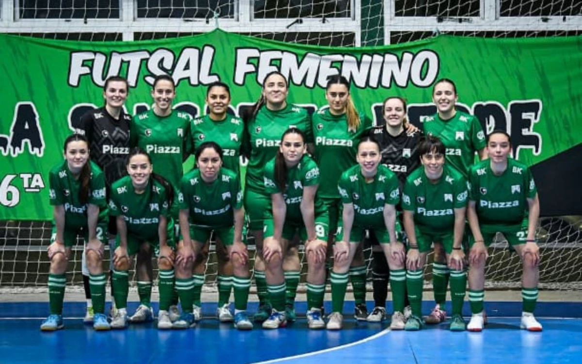 Foto:@ferrocarriloest. Ferro venció a River y sigue prendido en los primeros puestos.