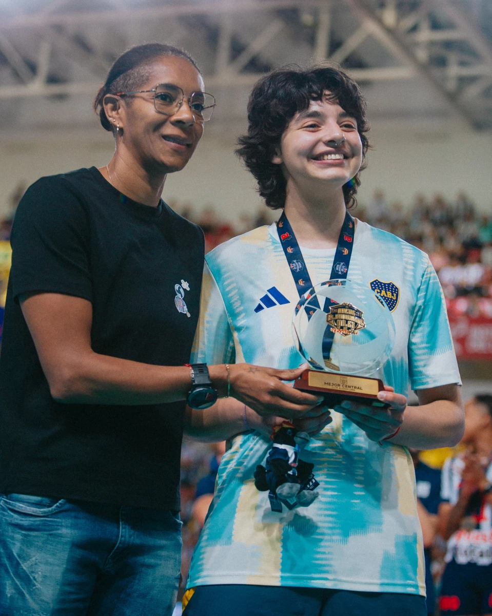 Foto:@BocaVoley. La integrante de Las Guerreras, Mora Mafut, tuvo su premio. Fue elegida mejor central en el certamen